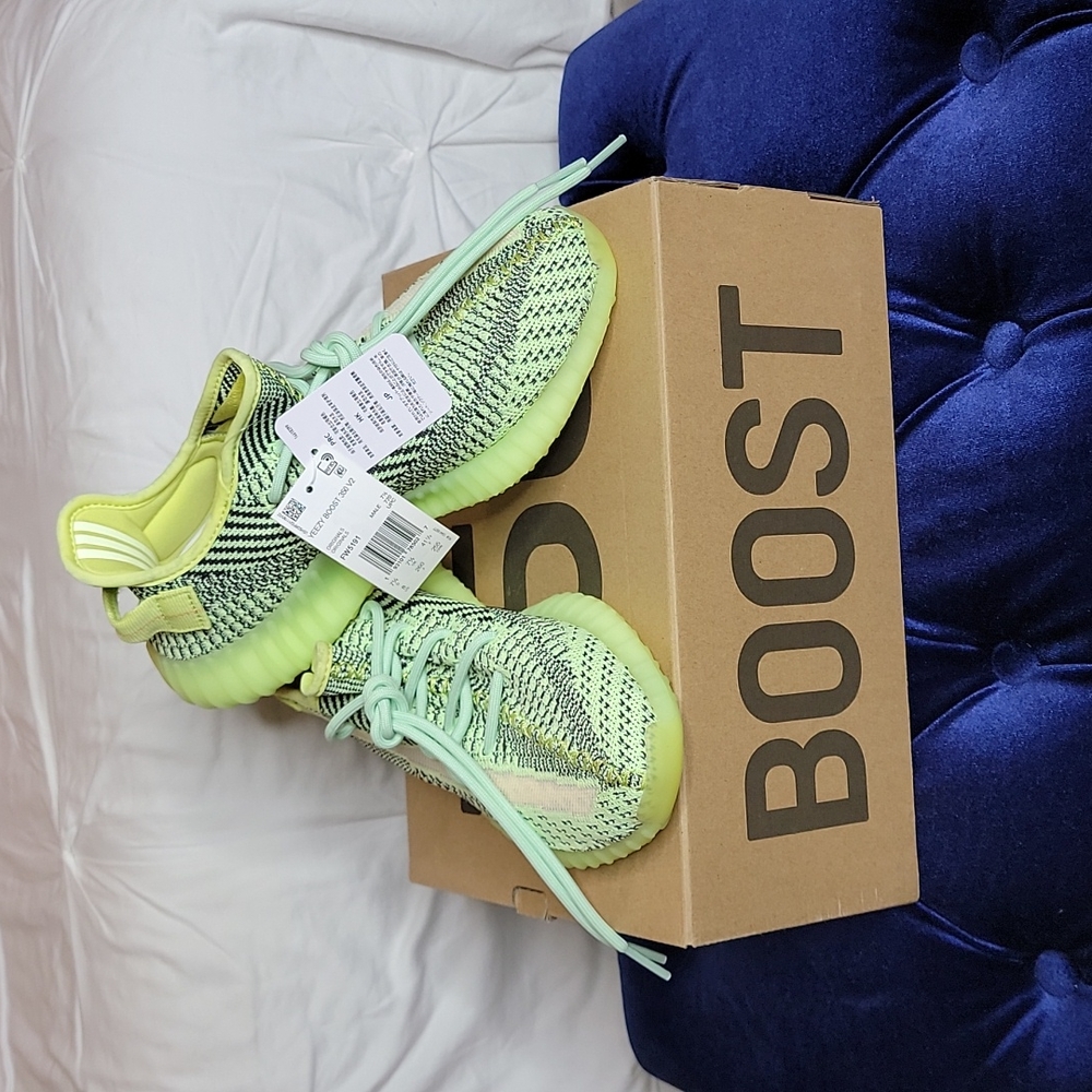adidas Yeezy Boost 350 V2 with box
